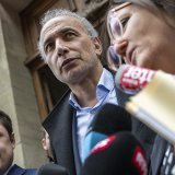 Tariq Ramadan n'a rien dit à la sortie du tribunal, laissant la parole à ses avocats Yaël Hayat et Théo Badan.